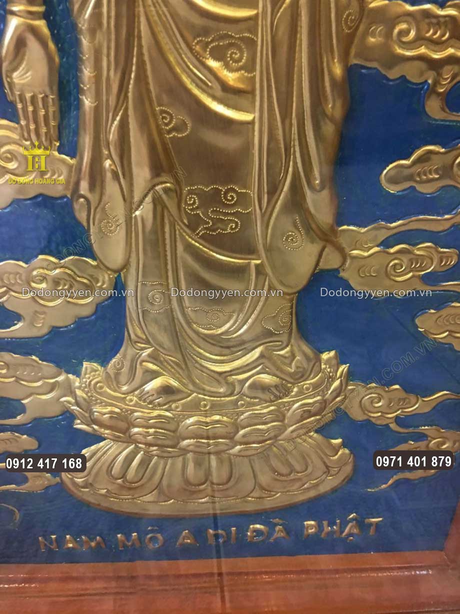 Phật A Di Đ&agrave; được chạm th&uacute;c theo thế đứng tiếp dẫn tr&ecirc;n đ&agrave;i hoa sen